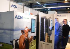 Een van de weinige Westlandse aardbeientelers laat zich informeren over de systemen van ACN Vending.